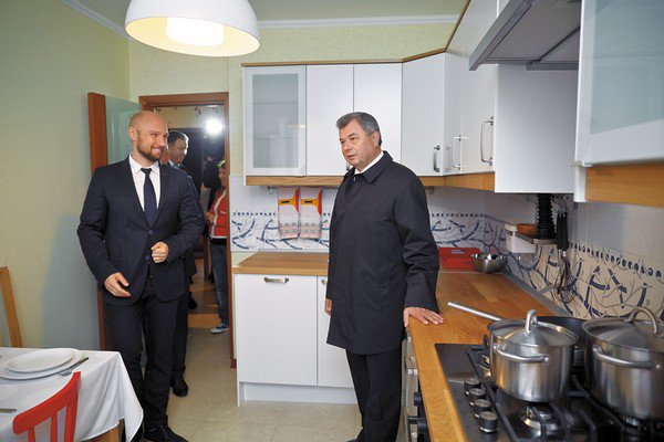 Владимир Кошелев с губернатором Калужской области Анатолием Артамоновым в квартире «КОШЕЛЕВ-проекта»